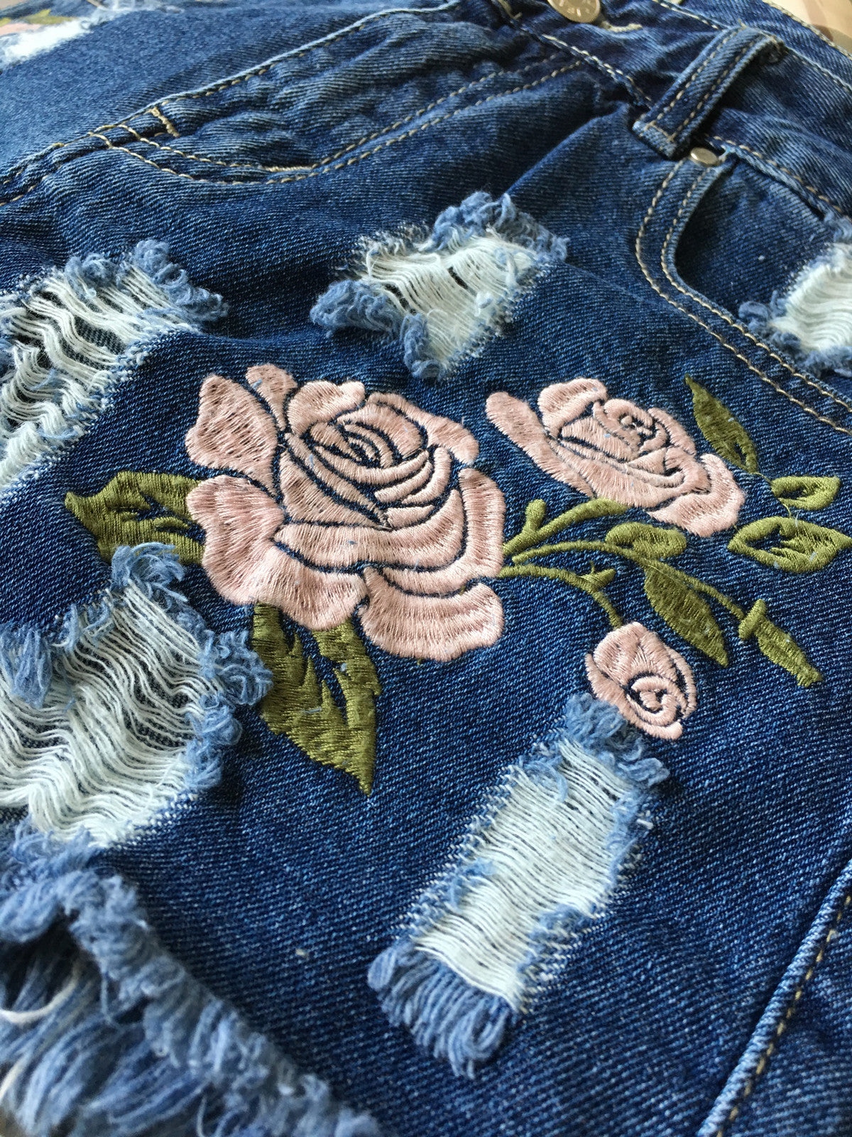 Flower embroidery frayed tassel slim fit denim shorts